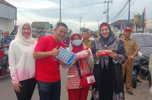 Riza-Debby Bagi Takjil di Kawasan Himpang Lima