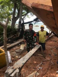 Membangun Kemitraan, Babinsa Komsos dengan Para Pembuat Kapal di Kepulauan Pongok