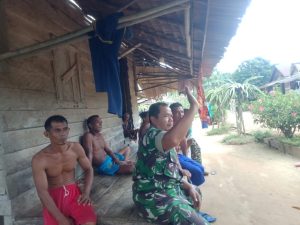 Babinsa Dukung Swasembada Pangan, Melalui Komsos dengan Petani Padi