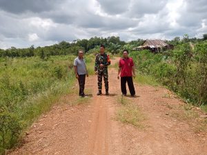 Babinsa dan Gapoktan Pangkal Buluh Kolaborasi Survei Lokasi Pembangunan Irigasi untuk Penguatan Sektor Pertanian