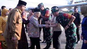 Danrem 045/Gaya Sambut Kedatangan Wapres RI di Bandara Depati Amir