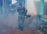 Babinsa dan Pemdes Bangka Kota Berantas DBD dengan Fogging