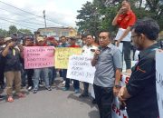 Orasi Endy Nomansyah di Depan Kantor Kejaksaan Negeri Pangkalpinang Tuntut Buka Kronologis Penangkapan Kawan Satu Profesi