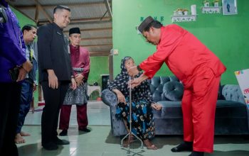 Peduli Lansia, Pemkot Pangkalpinang Serahkan Alat Bantu Mobilitas