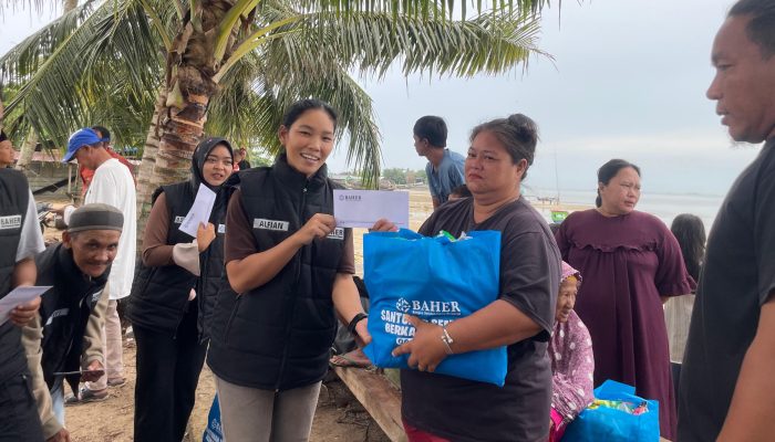 KEREN! Tim BAHER Salurkan Santunan, Sembako untuk 68 Nelayan Pesisir Tanjung Ketapang