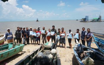 Tim Baher Peduli 75 Nelayan Tanjung Ketapang di Tengah Ketidakpastian Ekonomi