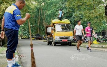 PT TIMAH Wujudkan Ruang Publik yang Sehat, Gotong Royong di Taman Sari Sungailiat
