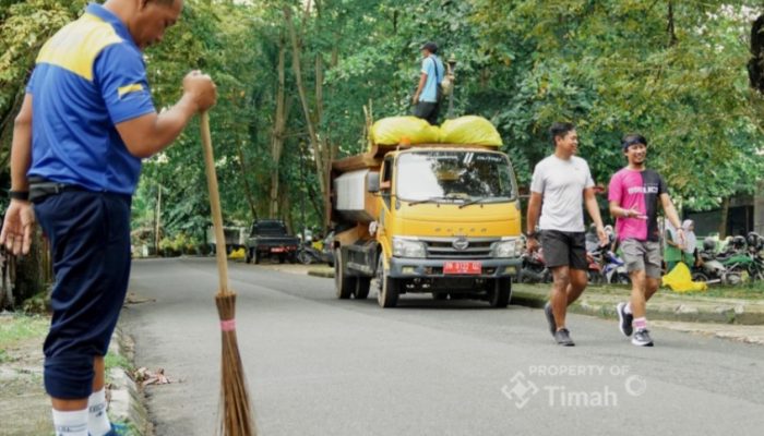 PT TIMAH Wujudkan Ruang Publik yang Sehat, Gotong Royong di Taman Sari Sungailiat