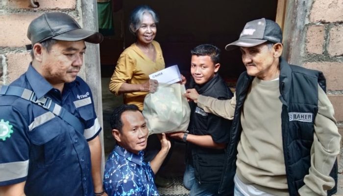 Tim Baher Peduli Lansia, Berbagi Door to Door 55 Paket Sembako dan Santunan di Pesisir Tanjung Ketapang