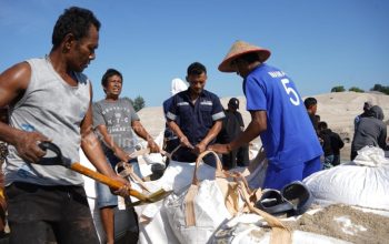 Nelayan dan PT TIMAH Kompak Gotong Royong Jaga Akses Muara Jelitik