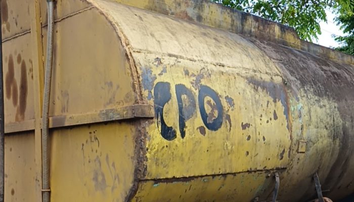 Warga Kaget, Truk Tangki CPO Pecah Ban di Desa Gadung Diduga Langgar LLAJ dan Perda