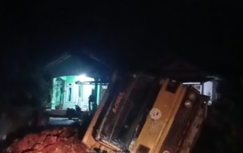 Diduga Tak Kuat Nanjak, Dump Truck Muatan Sawit Terbalik di Tanjakan Gadung Toboali
