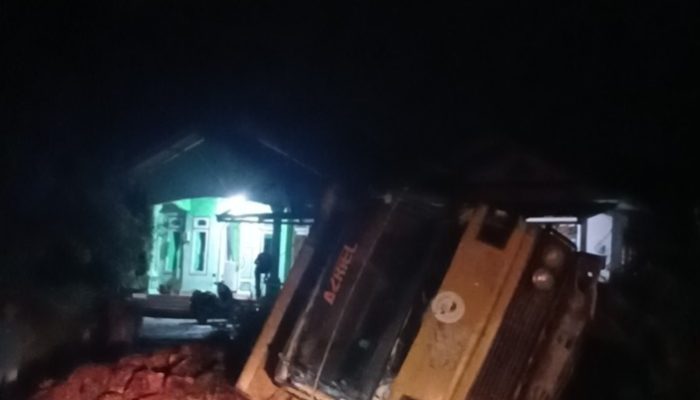 Diduga Tak Kuat Nanjak, Dump Truck Muatan Sawit Terbalik di Tanjakan Gadung Toboali