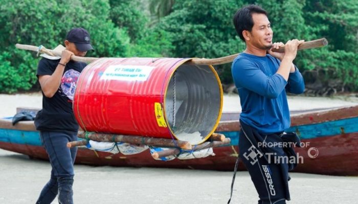 PT Timah Tebar Ratusan Ribu Anakan Cumi di Perairan Bangka