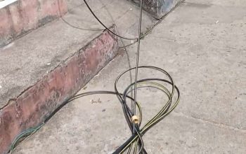Warga Resah, Putusnya Kabel Fiber Optik Menjuntai Diduga Membahayakan Pengguna Jalan