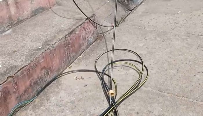 Warga Resah, Putusnya Kabel Fiber Optik Menjuntai Diduga Membahayakan Pengguna Jalan